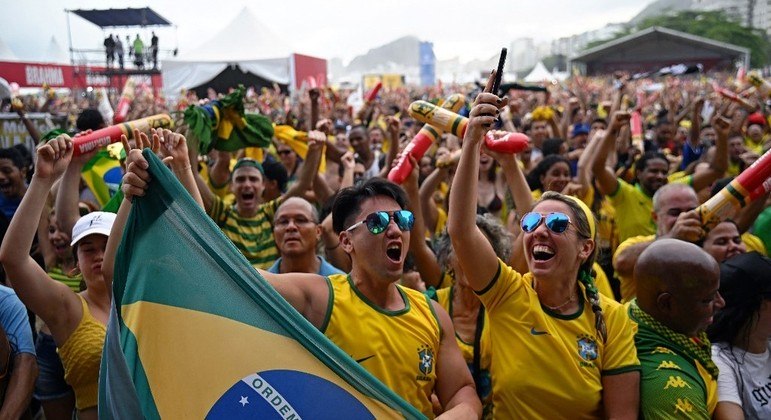 Torcedores do Brasil fizeram a festa durante a partida contra a Suíça em Copacabana, no Rio