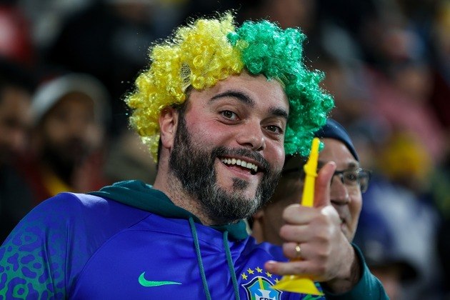 Nas arquibancadas, a torcida brasileira empurra o time