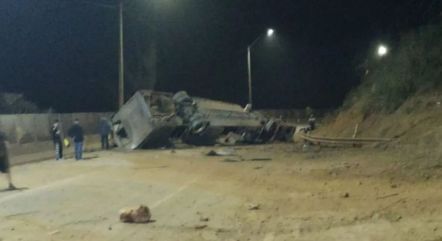 Acidente aconteceu durante a madrugada
