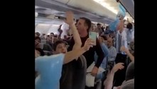 Torcida da Argentina rumo ao Catar faz festa dentro de avião antes da final; veja