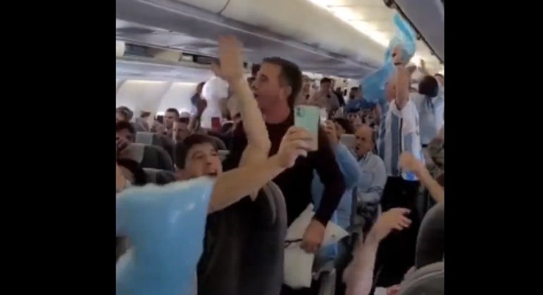Torcida da Argentina faz festa em voo rumo ao Catar antes da final da Copa do Mundo