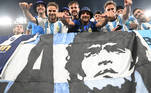 Torcida da Argentina leva faixa em homenagem a Maradona para a partida contra a Polônia
