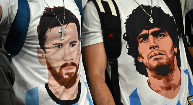 Torcida da Argentina usa camisetas com os dois maiores ídolos do país: Messi e Maradona