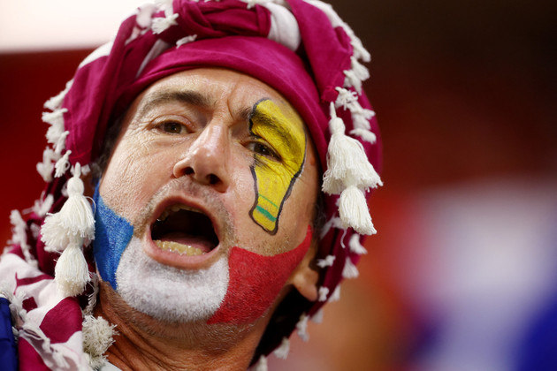 O torcedor francês pintou o troféu da Copa do Mundo no rosto. Será que a França leva pela terceira vez o troféu para casa?