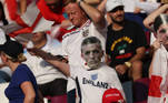 Torcida da Inglaterra usa máscaras para apoiar a seleção na estreia da Copa