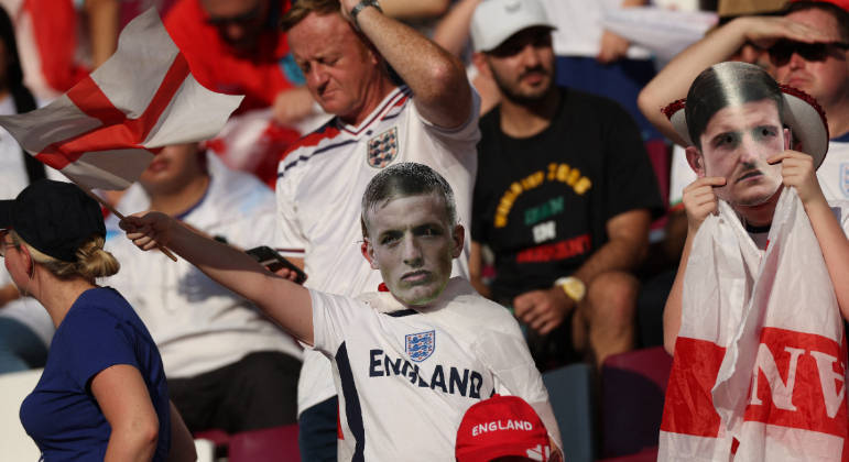 Torcida da Inglaterra usa máscaras para apoiar a seleção na estreia da Copa