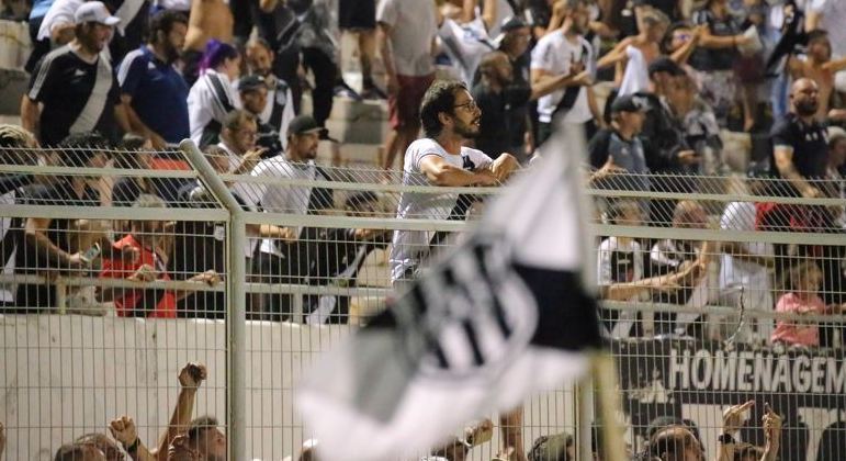 Torcida da Ponte Preta durante jogo contra o São Caetano