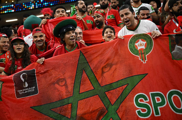 A torcida do Marrocos, sempre animada, trouxe bandeiras do país