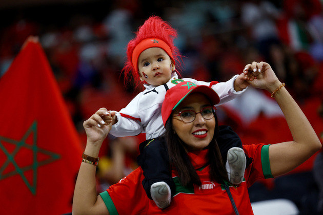 Uma mulher levou a bebê para um momento histórico: pela primeira vez, uma seleção africana marcou presença na semifinal da Copa do Mundo