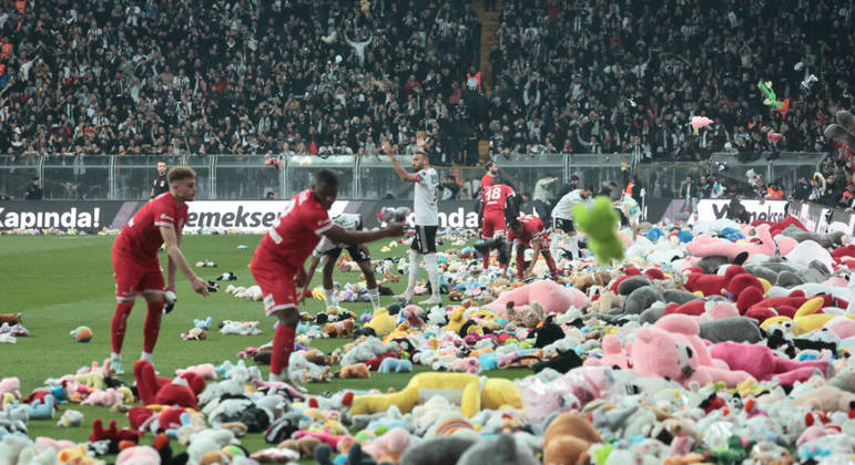 Torcida do Besiktas doa bichinhos de pelúcia para vítimas de terremoto na Turquia