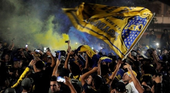 Torcedores do Boca Juniors acompanham partida de time para Madri