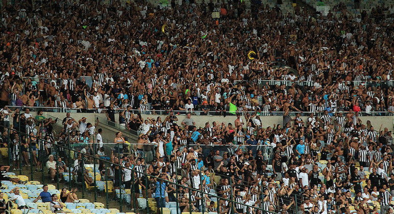 Torcida do Botafogo no Maracanã, no clássico com o Fluminense, na semifinal do Cariocão