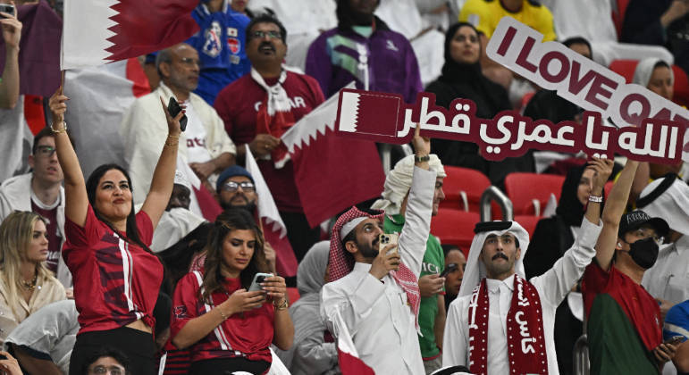 Torcida do Catar faz a festa em Doha momentos antes de a bola rolar na Copa do Mundo de 2022