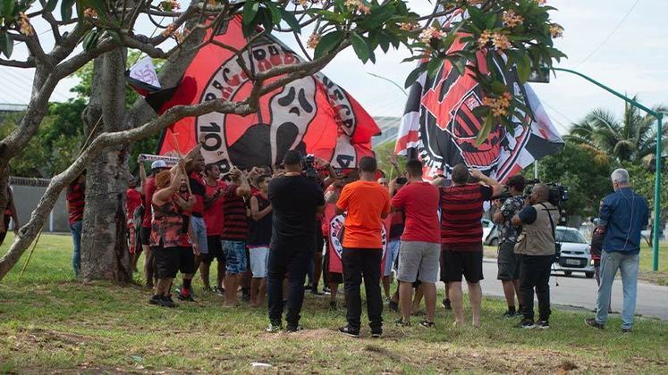 Torcida do Flamengo aguarda desembarque do elenco