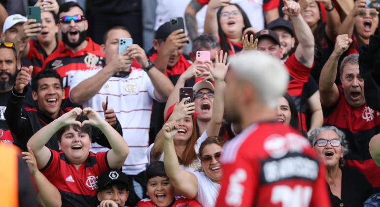 Torcida comemora o gol de Arrascaeta