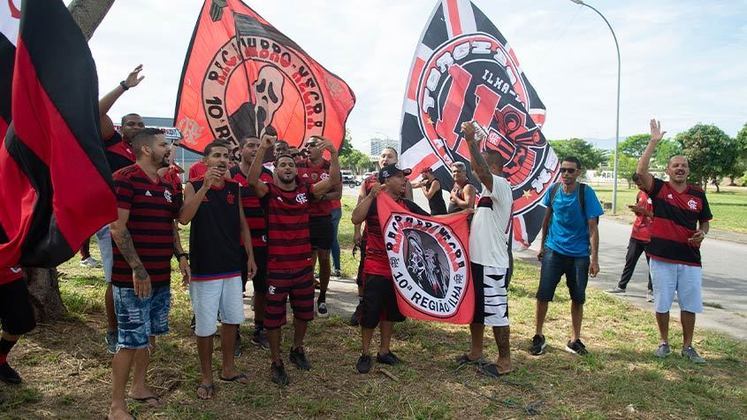 Torcida do Flamengo esperou os jogadores com bandeiras do clube.