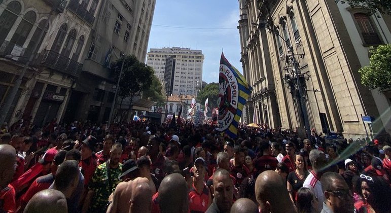 Na manhã deste domingo (13), o Flamengo realizou o tão esperado ‘desfile das taças’ de campeão da Copa do Brasil e Libertadores da América, pelas ruas do Rio de Janeiro, para receber o carinho da torcida.