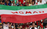 Torcida do Irã exibe bandeira em defesa das mulheres do país 