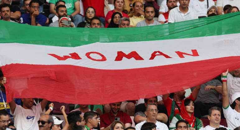 Torcida do Irã exibe bandeira em defesa das mulheres do país 