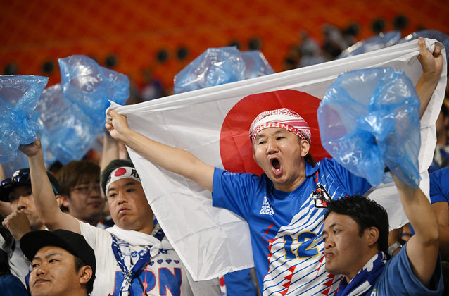 Os torcedores japoneses aparecem nas arquibancadas com sacos plásticos. Ao fim das partidas, eles costumam recolher o lixo nestes sacos