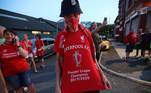Torcedor do Liverpool mostra camiseta comemorativa