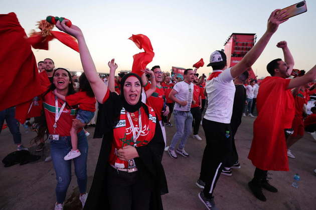 Torcida do Marrocos comemora na Fan Fest de Doha.