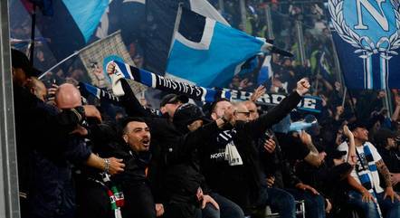 Torcida do Napoli agitou bandeiras do clube na vitória contra Juve
