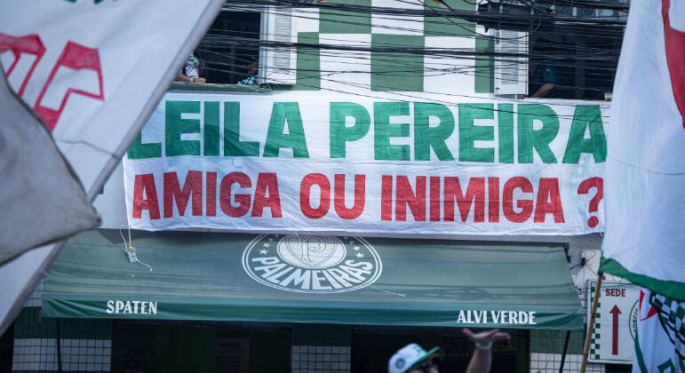 Torcida do Palmeiras faz protesto contra a presidente Leila Pereira