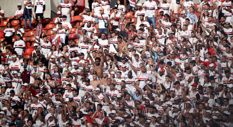 Torcida do São Paulo enche o Morumbi para acompanhar a partida contra o Fluminense pelo Brasileirão