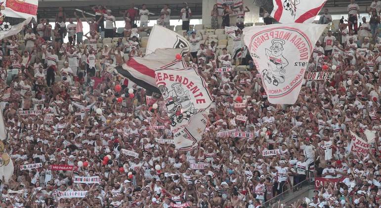 Torcida do São Paulo apoiando o time no Maracanã em partida do Brasileirão