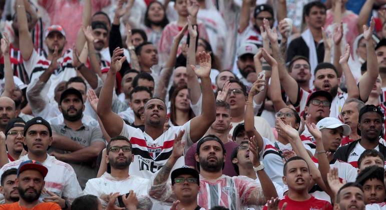 Torcida do São Paulo acompanhando o clássico diante do Corinthians no estádio do Morumbi