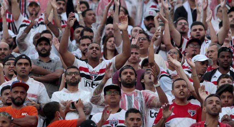 Torcida do São Paulo acompanhando o clássico diante do Corinthians no estádio do Morumbi
