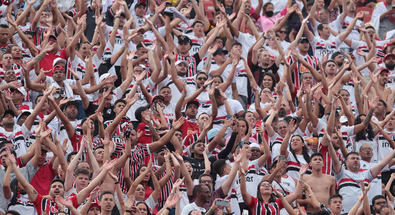 Torcida do São Paulo acompanha partida contra o Corinthians em tarde de recorde de público