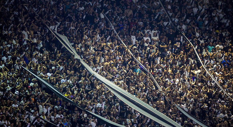 Vasco tem atuado para grandes públicos em São Januário nesta Série B