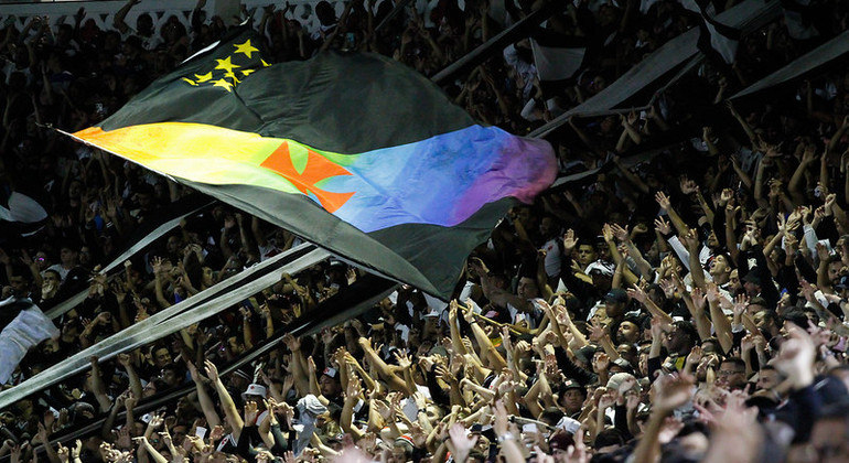 Torcida do Vasco tem lotado São Januário na Série B