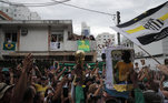 Após passar pela casa da mãe, dona Celeste, e da irmã, Maria Lúcia, o corpo de Pelé segue para o Memorial Necrópole Ecumênica