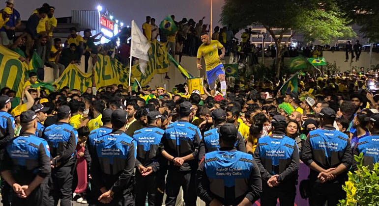 Torcida espera a chegada do Brasil em Doha, no Catar