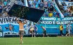 Confusão generalizada na Arena do Grêmio teve atos de vandalismo até contra painel do Brasileirão