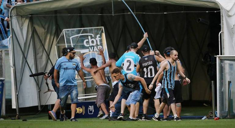 Vândalos da organizada do Grêmio destruíram a cabine do VAR. Clube será punido