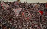 2) Apesar de não realizar uma boa campanha, o São Paulo tem média de 
48.949 pessoas por partida. Em 11 jogos, o Tricolor levou 538.444 
torcedores