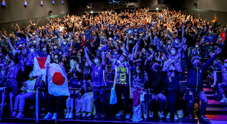 Não existe perto ou longe na hora de extravasar. Torcida japonesa foi ao delírio em Tóquio após a vitória do país sobre a Alemanha na Copa do Mundo