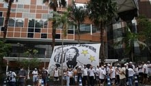Torcida do Santos se reúne na entrada do Hospital Albert Einstein para demonstrar apoio a Pelé
