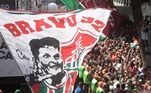 Torcida levanta bandeira com desenho de Germán Cano, atacante do Fluminense, durante comemoração no centro do Rio