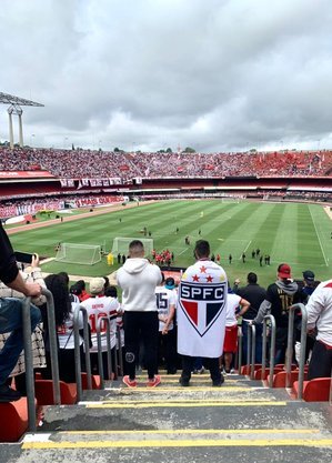 Torcida do São Paulo acompanha treino aberto no estádio do Morumbi