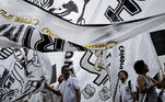 Torcida organizada do Santos aguarda do lado de fora da Vila Belmiro