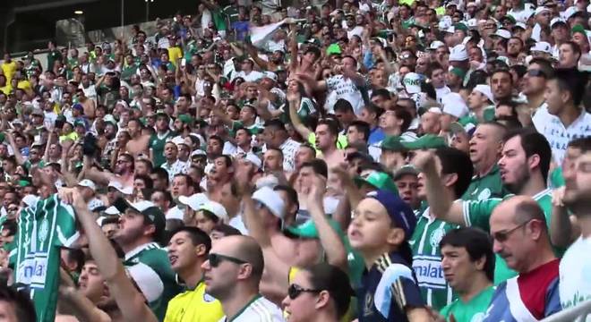 Jogos às 22 horas. Festa no estádio. Desespero para chegar em casa