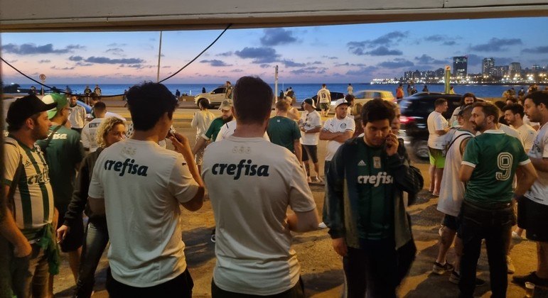 Torcedores do Palmeiras se concentram em frente ao bar chamado PYG, na região do Parque Rodó