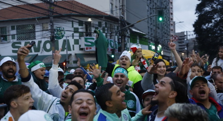 Torcedores do Palmeiras comemoraram título em frente ao estádio do Palmeiras