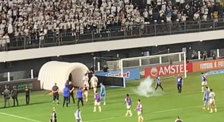 Torcida do Santos atira rojões na direção dos jogadores do próprio time. Violência desmedida