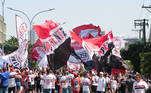 O perfil oficial do São Paulo agradeceu pelo apoio da torcida nas redes sociais: 'Que clima sensacional, torcida que conduz! Partiu, aeroporto! E depois, Rio de Janeiro!'